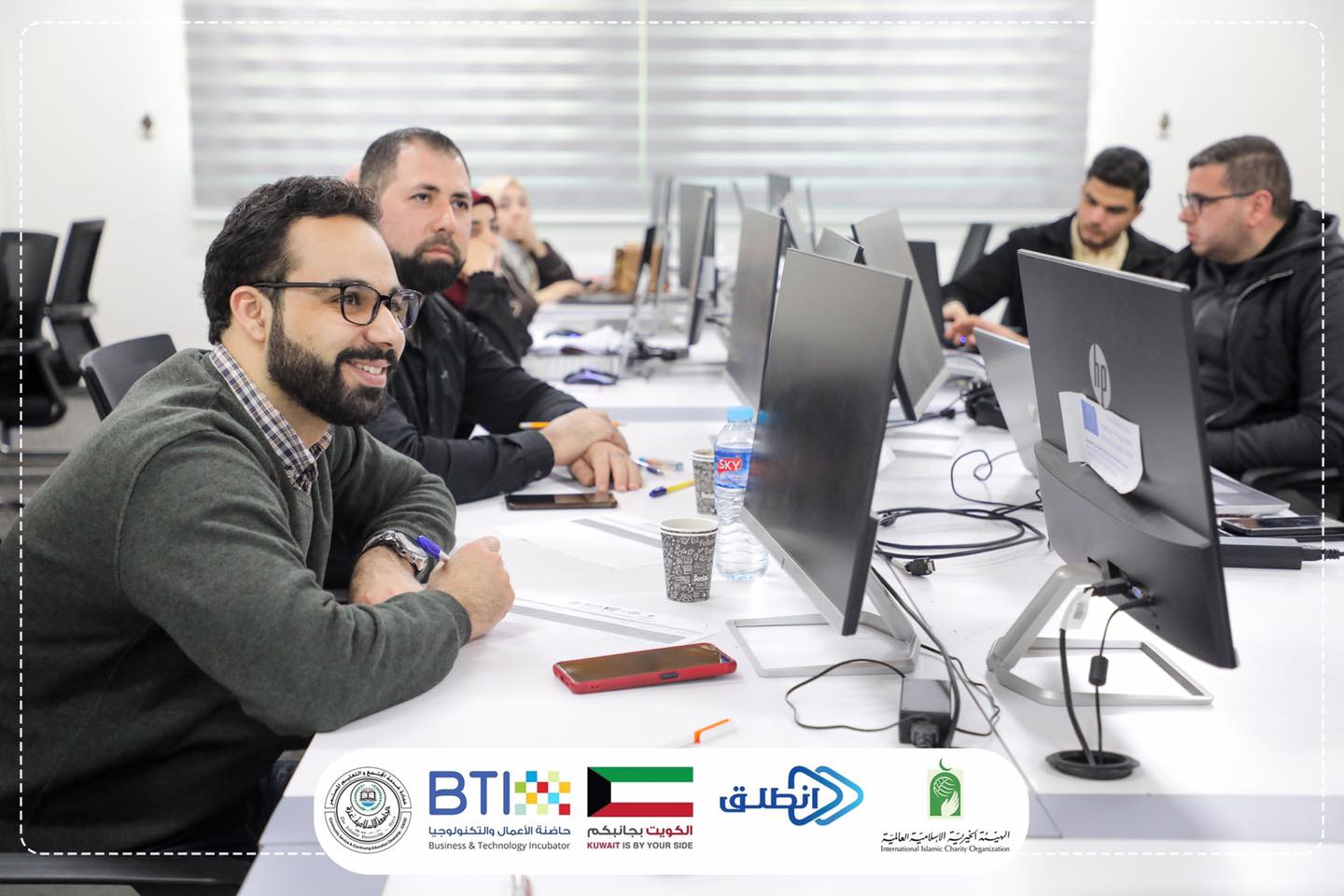 خطوط متناسقة  وعناصر مناسبة لتتشكل منها  لوحات فنية مبدعة